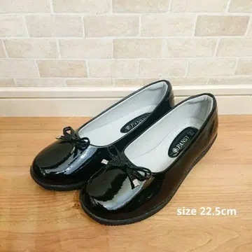 1시간 정도 신은 PANSY 펌프스 에나멜 22.5 블랙