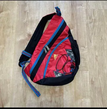 빨간색과 블랙의 슬링 숄더백