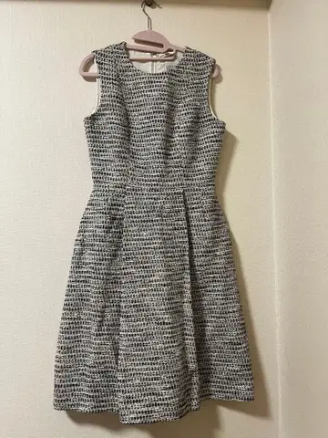 LOULOU WILLOUGHBY 슬리브리스 무릎 기장 원피스