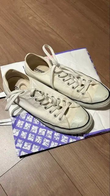 컨버스 화이트 로우컷 스니커즈