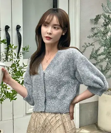 [새상품급] V넥 라메 니트 가디건 실버 셀포드