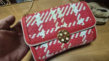 트리보치 빨간색과 화이트 체크 무늬 숄더백