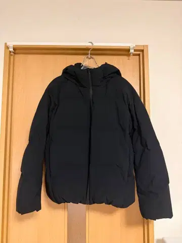 유니클로 심리스 다운 후드티 블랙 M 사이즈