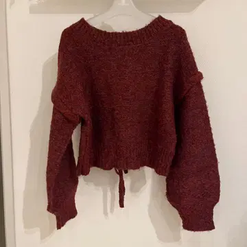 오프숄더 적갈색 스웨터 니트