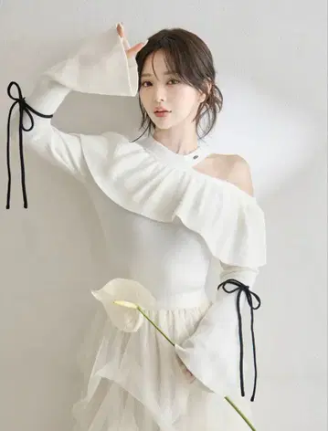 Darich 벨 슬리브 프릴 니트탑 화이트