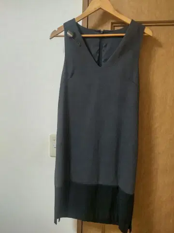 그레이 슬리브리스 무릎 기장 원피스