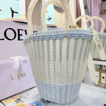 스카이블루와 화이트의 바스켓백