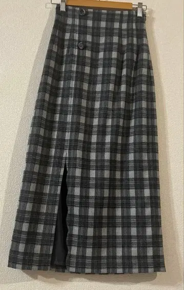 2024년 모델 앙데팡당 스캘럽 슬릿 타이트 스커트