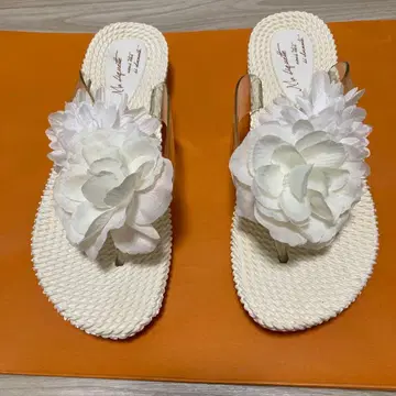 화이트 플라워 장식 플랫 샌들