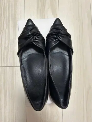 블랙 꼬임 디자인 플랫 펌프스