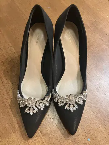 비쥬 장식 블랙 펌프스