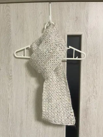 손뜨개질 화이트 계열 니트 머플러 격자 무늬