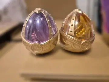 캡슐 토이 보라색과 금색의 알 모양