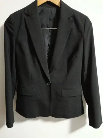 블랙 정장 자켓과 슬랙스 세트