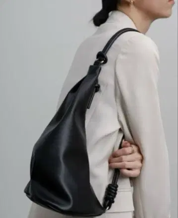 셀렉 모카 트라이앵글 원숄더백 블랙