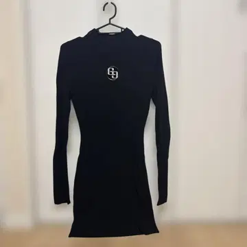 GYDA 블랙 하이넥 미니 원피스