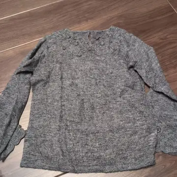 그레이 자수 긴팔 상의