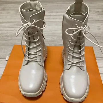 로리즈팜 화이트 통굽 부츠 지퍼 포함