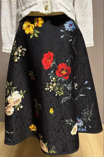 엠즈그레이시 꽃무늬 플레어 스커트 무릎 기장 블랙