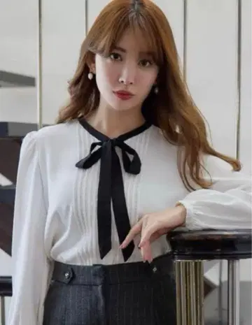 Herlipto Bicolor Tuck Bow Blouse 화이트 S