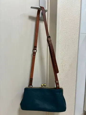 다크 블루 가죽 숄더백 가마구치