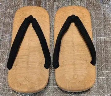 골풀 소재의 블랙 셋타