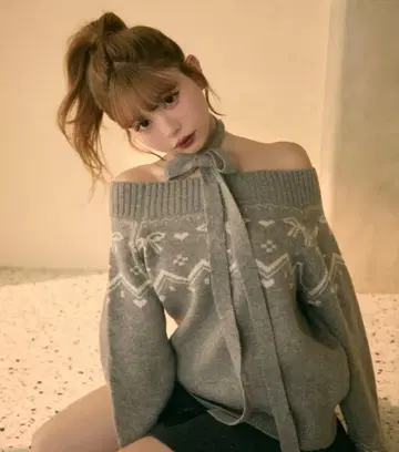 TITTY&CO. 노르딕 무늬 리본 포함 오프숄더 니트 그레이