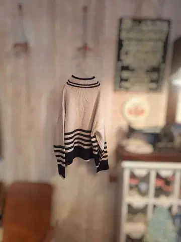 스트라이프 하이넥 오프숄더 니트 스웨터