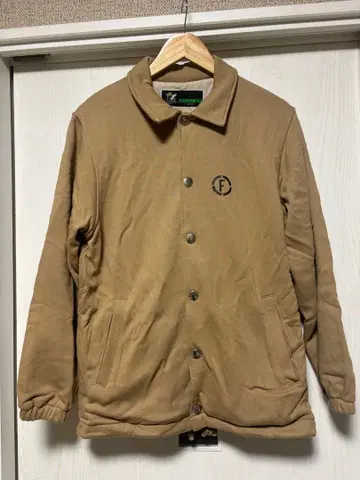 베이지 버튼식 트레이닝복