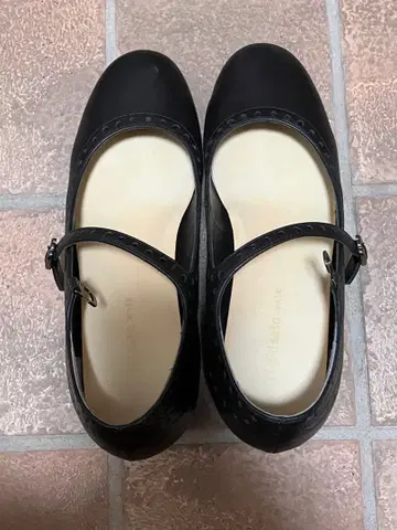 블랙 멜리제인 펌프스 중간 힐