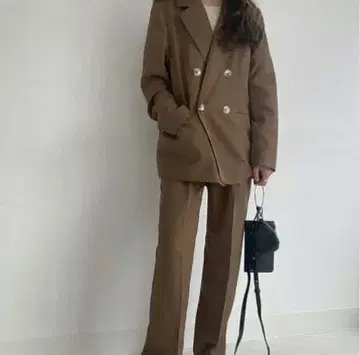 JUNOAH 더블 자켓 & 투 턱 팬츠 셋업 모카