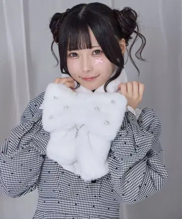 허니시나몬 로고 참 포함 비쥬 리본 머플러 화이트