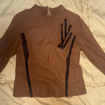 VIVIEN 브라운 긴팔 하이넥 상의