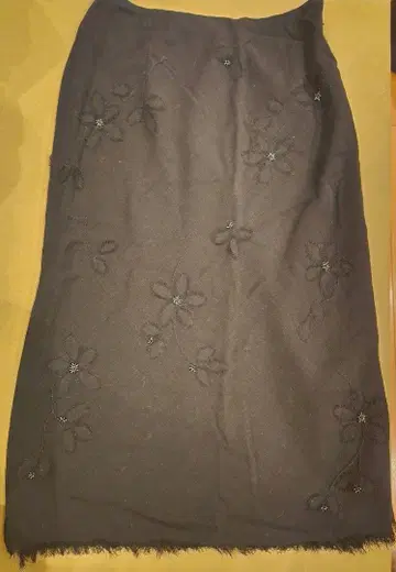 꽃무늬 자수 블랙 미디 스커트 38