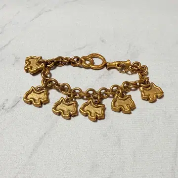 AGATHA PARIS 골드톤 테리어 참 팔찌