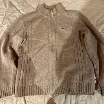 우에스기 슈헤이 착용 Lacoste 베이지 드라이버 니트