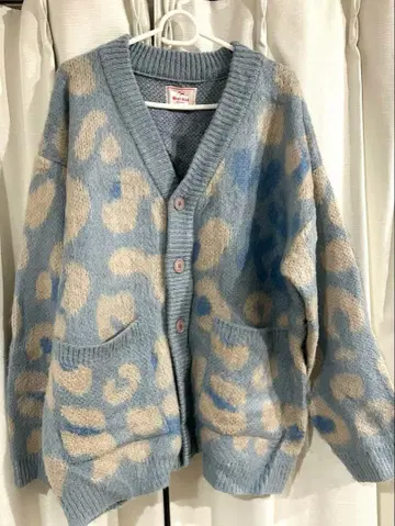 메구로 렌 착용 레오파드 무늬 가디건