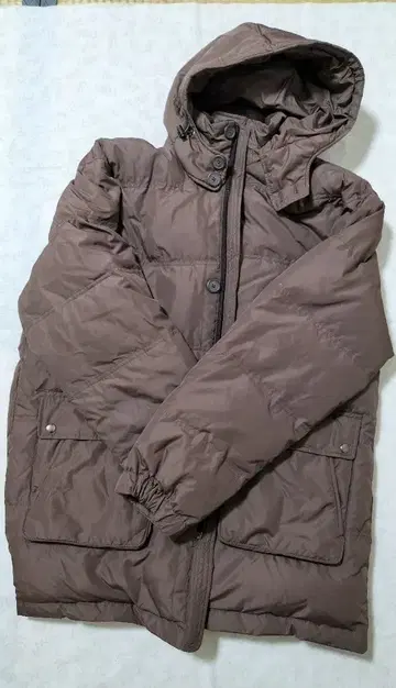 브라운 다운 자켓 후드 부착