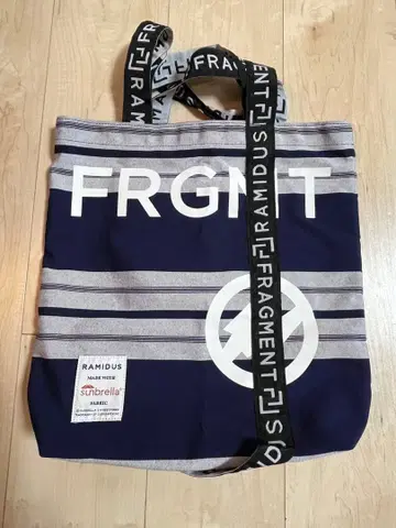 새상품급 RAMIDUS FRAGMENT 선브렐라 토트백 그레이/네이비 M