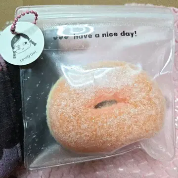 바삭바삭 쫀득쫀득 분홍 생크림 M 사이즈 도넛 타바스코 스퀴즈