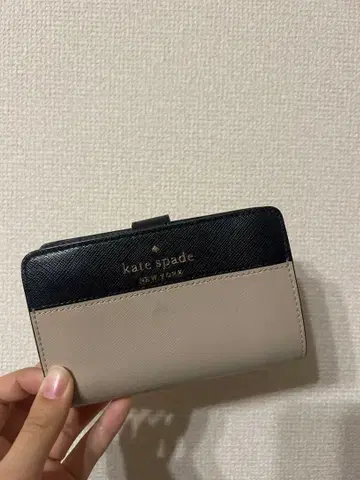 kate spade 이단 접이식 지갑 블랙 베이지