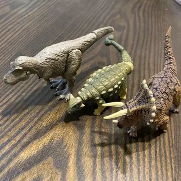 티라노사우루스, 안킬로사우루스, 트리케라톱스 피규어 아니아 외