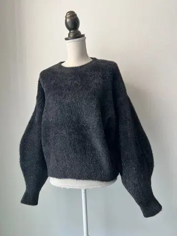 블랙 라메 소매가 봉긋한 스웨터