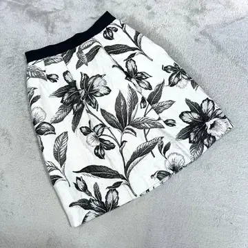 [ 아나이 ] ( 38 ) 플라워 프린트 자수 스커트 블랙 화이트