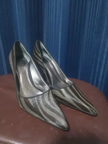 스트라이프 디자인 스틸레토 하이힐