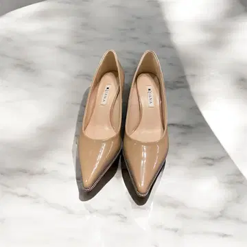 [ 거의 미사용 ] DIANA 베이지 스틸레토 하이힐