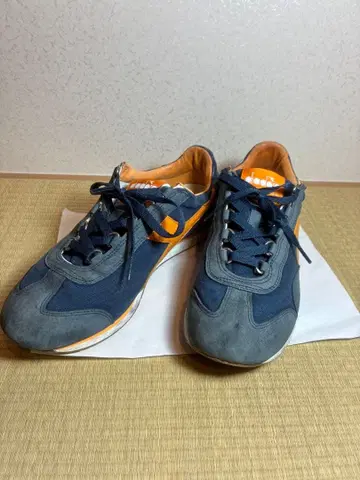 네이비/오렌지 스웨이드 스니커즈 디아도라