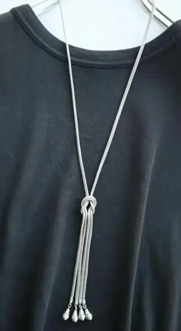 실버 컬러 메쉬 체인 롱 목걸이