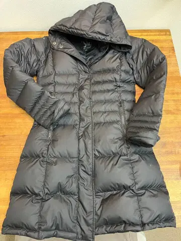 후드 부착 블랙 다운 자켓