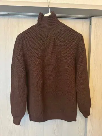 BATONER 브라운 터틀넥 니트